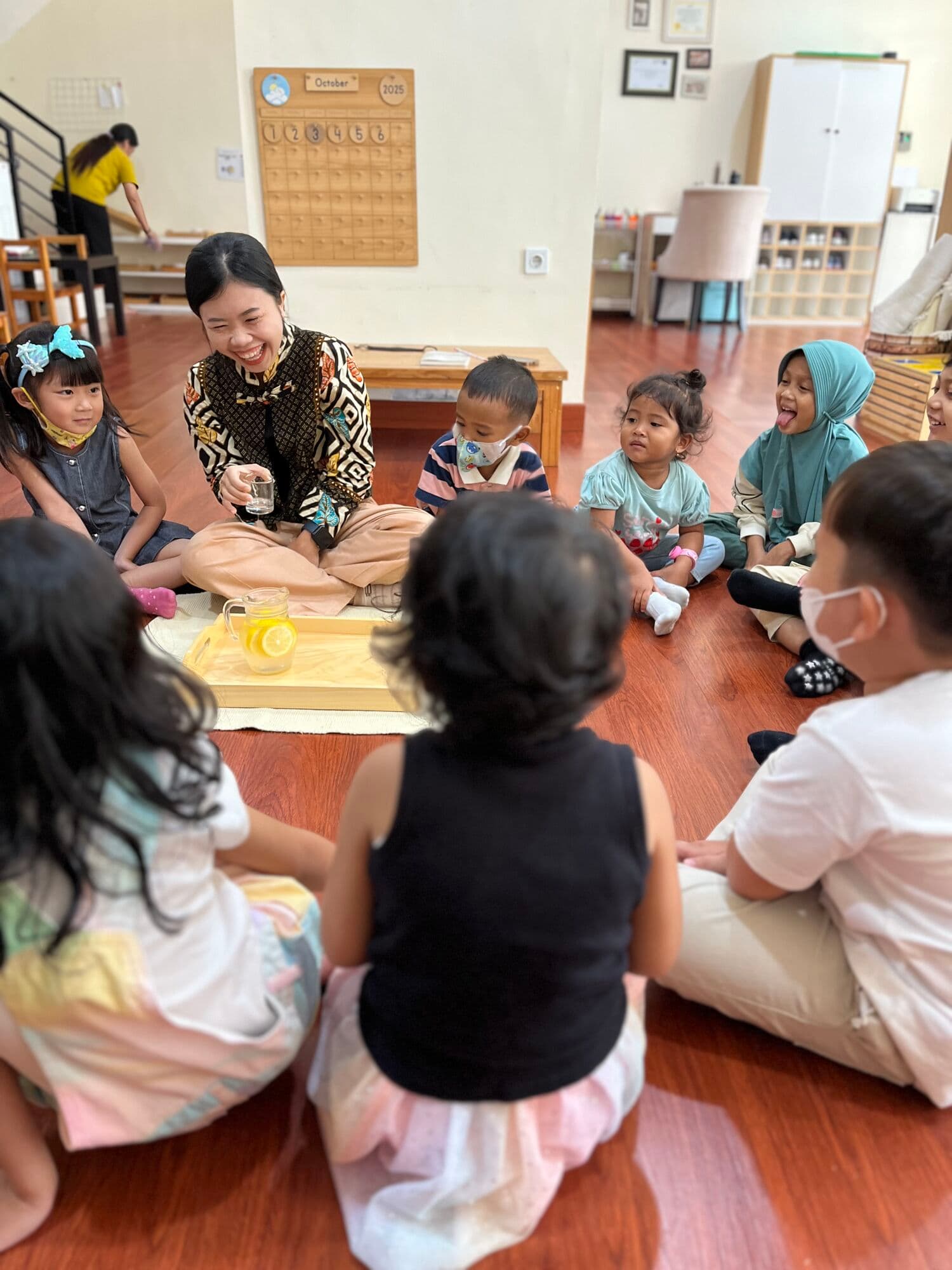 Anak-anak saat circle time di Joyful Montessori